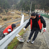 岳阳县张谷英镇志愿者清河净滩，营造“生态美”