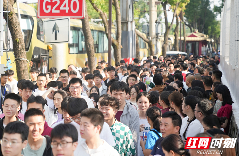 乘风破浪破浪正当时！岳阳市第一中学考点考生信心满满赴考场。