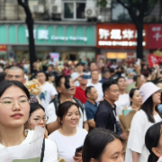 组图｜考完啦！鲜花、横幅……“显眼包”亲友“花式”迎接考生