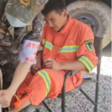 以“迅”应“汛”丨视频：连续奋战一线的消防员战士清障时脚被割出4厘米伤口