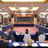 岳阳代表团举行第一次全体会议