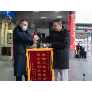 乘客驱车150余公里，冒着大雨送来锦旗