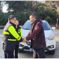 湖南高速集团岳阳分公司：车在囧途，“路灯”照亮回家团圆路