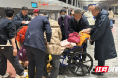 守护新春！旅客突发癫痫，岳阳东站紧急转运