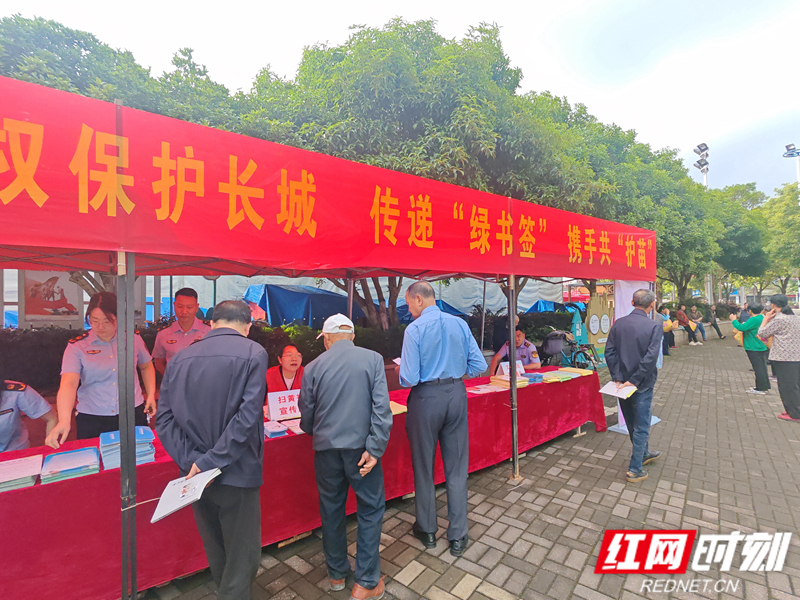 5-2，图为宣传展台.jpg