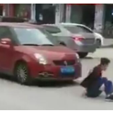 视频丨躲不掉的麻烦！男子头撞行驶车辆，真相是……