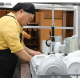 【战“疫”脸谱】老兵束从轩：硬核老板的“鸡”缘人生