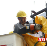 闷在绝缘服里几小时 高空“电力侠”绝缘斗臂车上带电作业