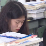 泪目！地震被救女孩与8年前救她的解放军重逢