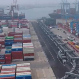 全球首个智能空轨集疏运系统在青岛港建成投用