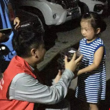 郑州保供电抢修一线丨小女孩为突击队队员送来葡萄解渴