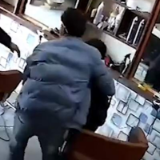 地震发生瞬间，这位理发师的反应被网友盛赞！