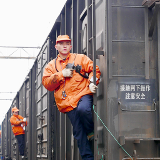 【新春走基层】护航春运 走近列车“拼装师”