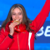 谷爱凌咬住金牌庆祝胜利！为她祝贺！