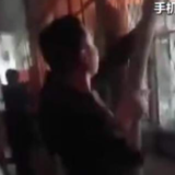 商铺突发火灾，两名退伍消防员硬核灭火