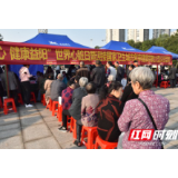 康雅医院走上街头开展“用心爱心、健康益阳”义诊活动