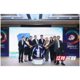 爱尔眼科发布老花手术专家共识 共建行业高标准