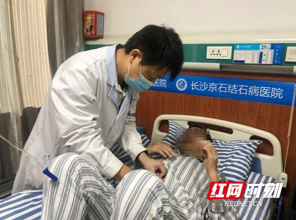 夏忠平查看患者沈先生恢复情况.