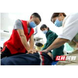 郴州市第一人民医院向志愿者普及急救技能