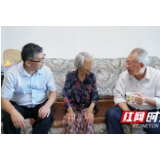 95岁娭毑对上门回访的81岁老专家说：“搭帮你诊好哒我的病！”