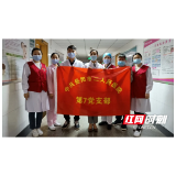 岳阳市二人民医院：党徽在门诊志愿服务中熠熠生辉