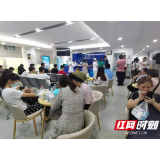 母子相约高考后一同摘镜 告别近视共赴美好生活
