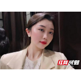 眼科医院小姐姐 摘下眼镜开启“闪亮”大眼睛