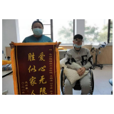 26岁小伙子一口气送了5面锦旗 背后原因令人暖心