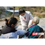 张家界市永定区新桥镇:群众家门敲起来 疫苗接种有温度