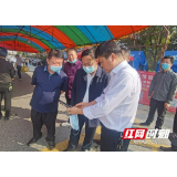 岳阳市华容县委书记督导疫情防控工作