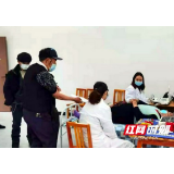 岳阳华容县万庾镇卫生院:党员先锋服务队上门为老人接种疫苗