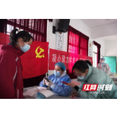 岳阳市郭镇乡卫生院进驻中学 开展新一轮核酸检测工作