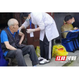 张家界：永定区沅古坪镇红星村新冠疫苗接种“敲门行动”进行时