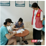00后大学生“红马甲”扮靓张家界市城区爱心献血屋