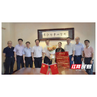 大学生跑步时心跳呼吸骤停 长沙市中心医院医生心肺复苏抢回生命