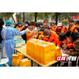 岳阳楼区妇幼保健院：传递爱心温暖 为环卫工人发放爱心防疫包