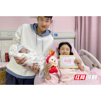 岳阳市妇幼保健院迎接新年首名兔宝宝