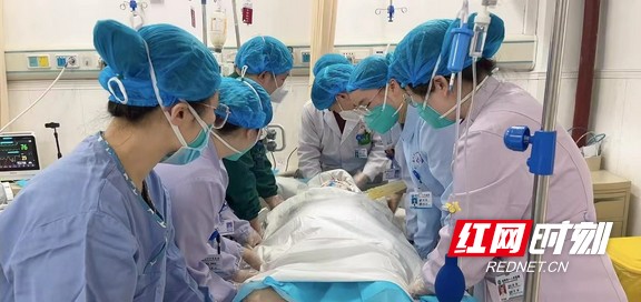 护士们齐心协力给患者进行俯卧位通气.wm.jpg