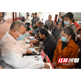 君山区：“关爱退捕渔民 共筑健康防线”大型义诊暨捐赠活动举行