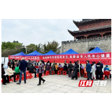岳阳：“四亮”义诊进社区 岳阳楼下健康行