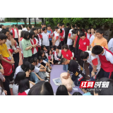 张家界:“现场第一目击者”进校园 为山区儿童系好暑期安全带