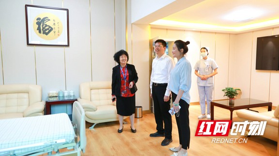 调研组参观结石中心病房.wm.jpg