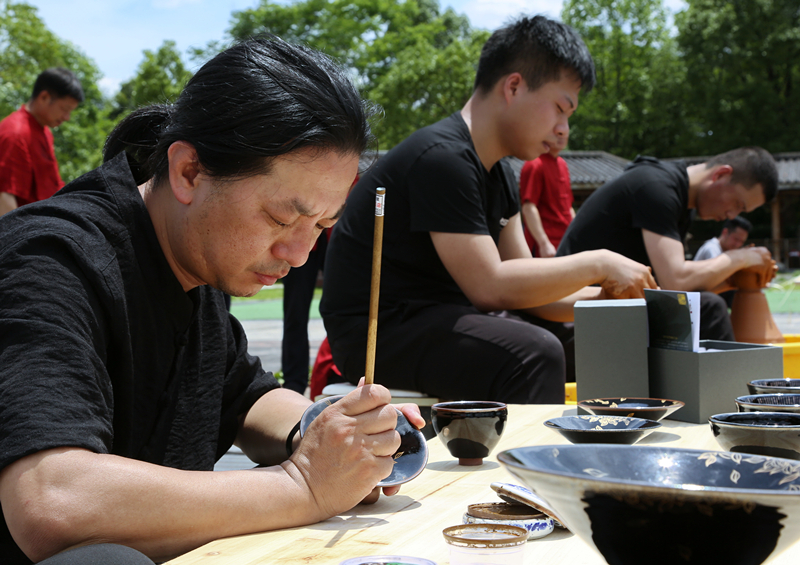 6月13日，黑釉茶盏制作技艺手工艺人在福建省武夷山市举办的非物质文化遗产传承活动中展示制作技艺。新华社发（陈颖 摄）