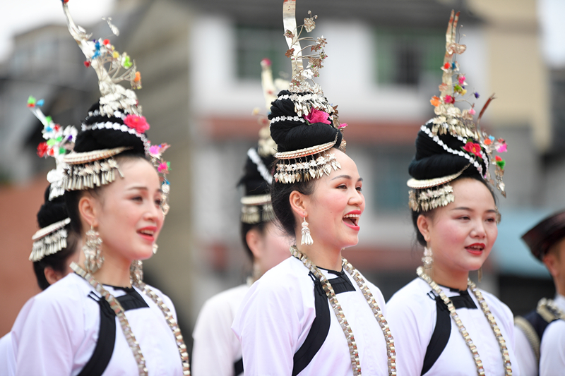 6月13日，贵州省榕江县民族艺术团演员在古州镇举行的主题活动中表演侗族大歌。新华社发（王炳真 摄）