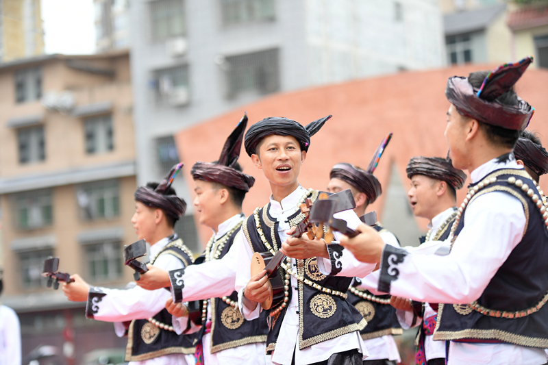 6月13日，贵州省榕江县民族艺术团演员在古州镇举行的主题活动中表演侗族琵琶歌。新华社发（王炳真 摄）