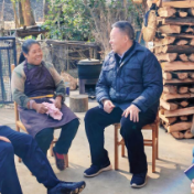 毛万春在新化县坪塘村宣讲调研