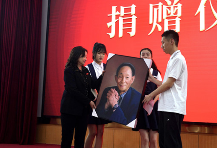 “天才少年画家”向湖南农业大学捐赠袁隆平院士画像