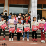 保靖县卧当村走进卧当小学为贫困学生献爱心