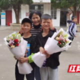 保靖雅丽中学：两学生拾金不昧受点赞