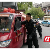 吉首:货车故障堵交通 民警推车保安全